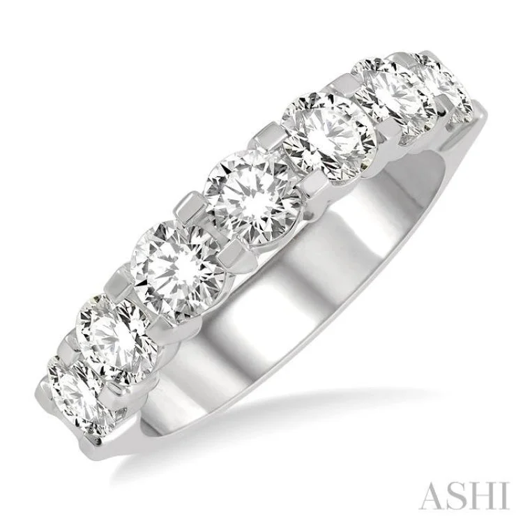 1 1/2 ctw 7 Stone Round Cut Diamond Wedding Band in 14K White Gold